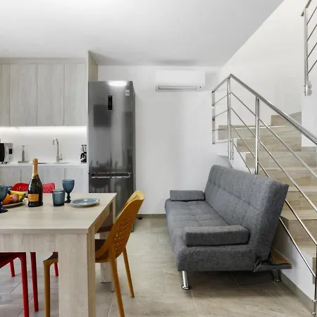 Golden Holidays, Heated Pool, Air Con, Internet, Parking 아파트 아데제