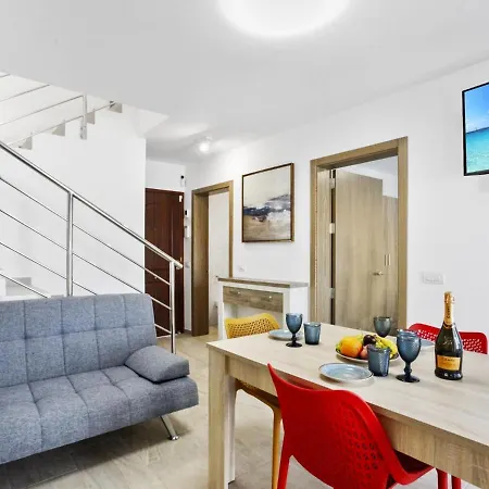 Golden Holidays, Heated Pool, Air Con, Internet, Parking *