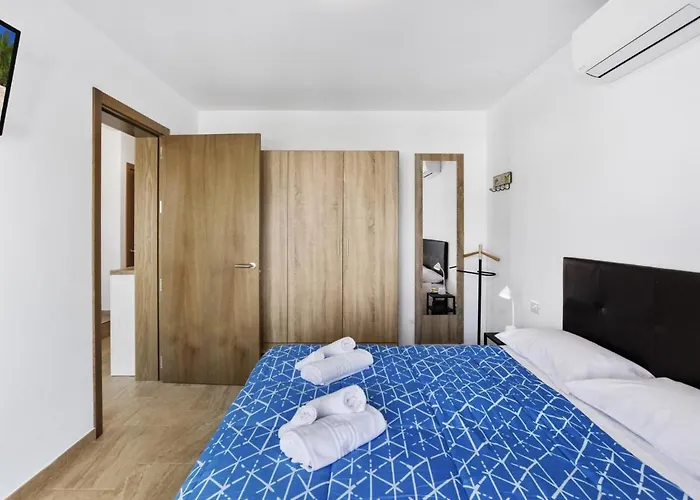 Golden Holidays, Heated Pool, Air Con, Internet, Parking Apartman *