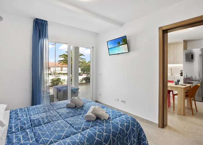 Golden Holidays, Heated Pool, Air Con, Internet, Parking *