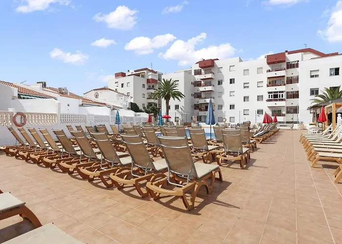 Golden Holidays, Heated Pool, Air Con, Internet, Parking