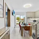 Golden Holidays, Heated Pool, Air Con, Internet, Parking 아파트 아데제