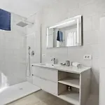 Golden Holidays, Heated Pool, Air Con, Internet, Parking 아데제