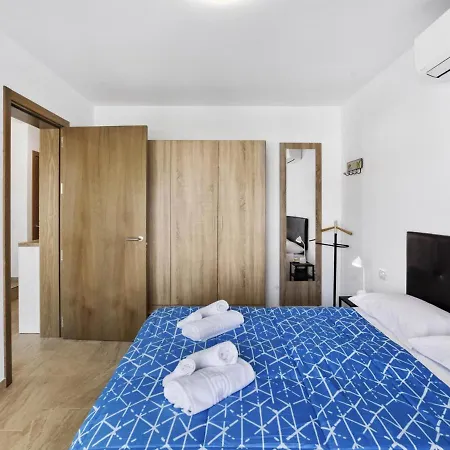 Golden Holidays, Heated Pool, Air Con, Internet, Parking Apartment *
